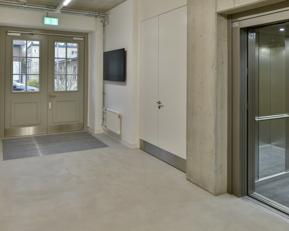 Hauseingang mit Vorraum/Lift