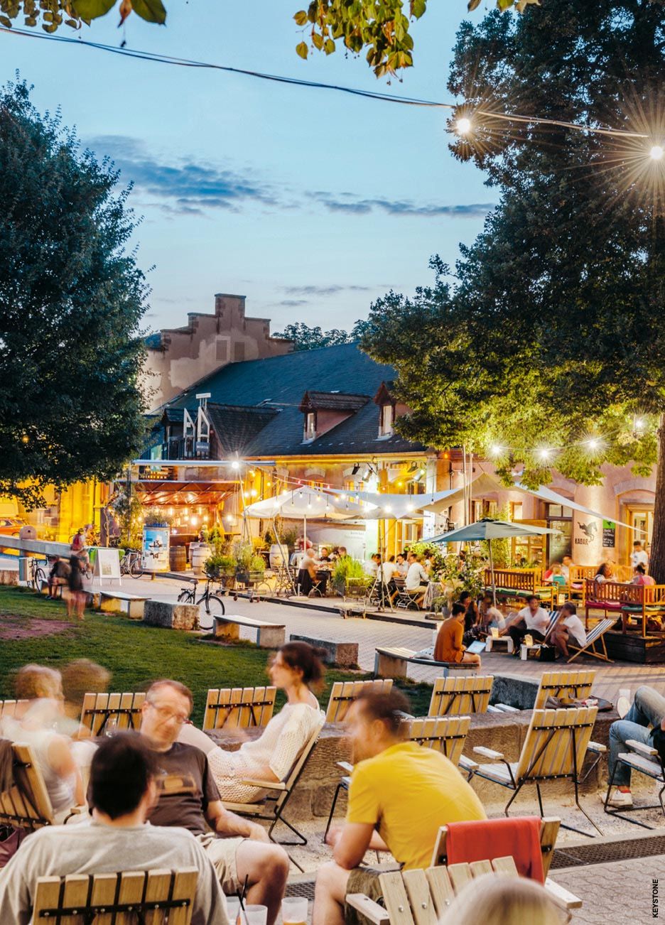 Die Orte zwischen dem Zuhause und der Arbeit, die sogenannten Third Places, gewinnen an Bedeutung.<br>Foto: Keystone, laif, Dagmar Schwelle