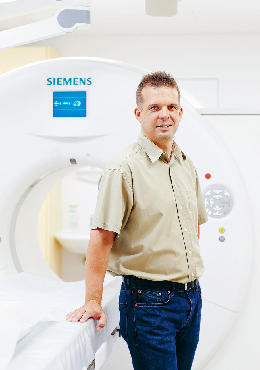 Der Einbau war eine echte Herausforderung: Urs Polli vor dem Computertomografen.