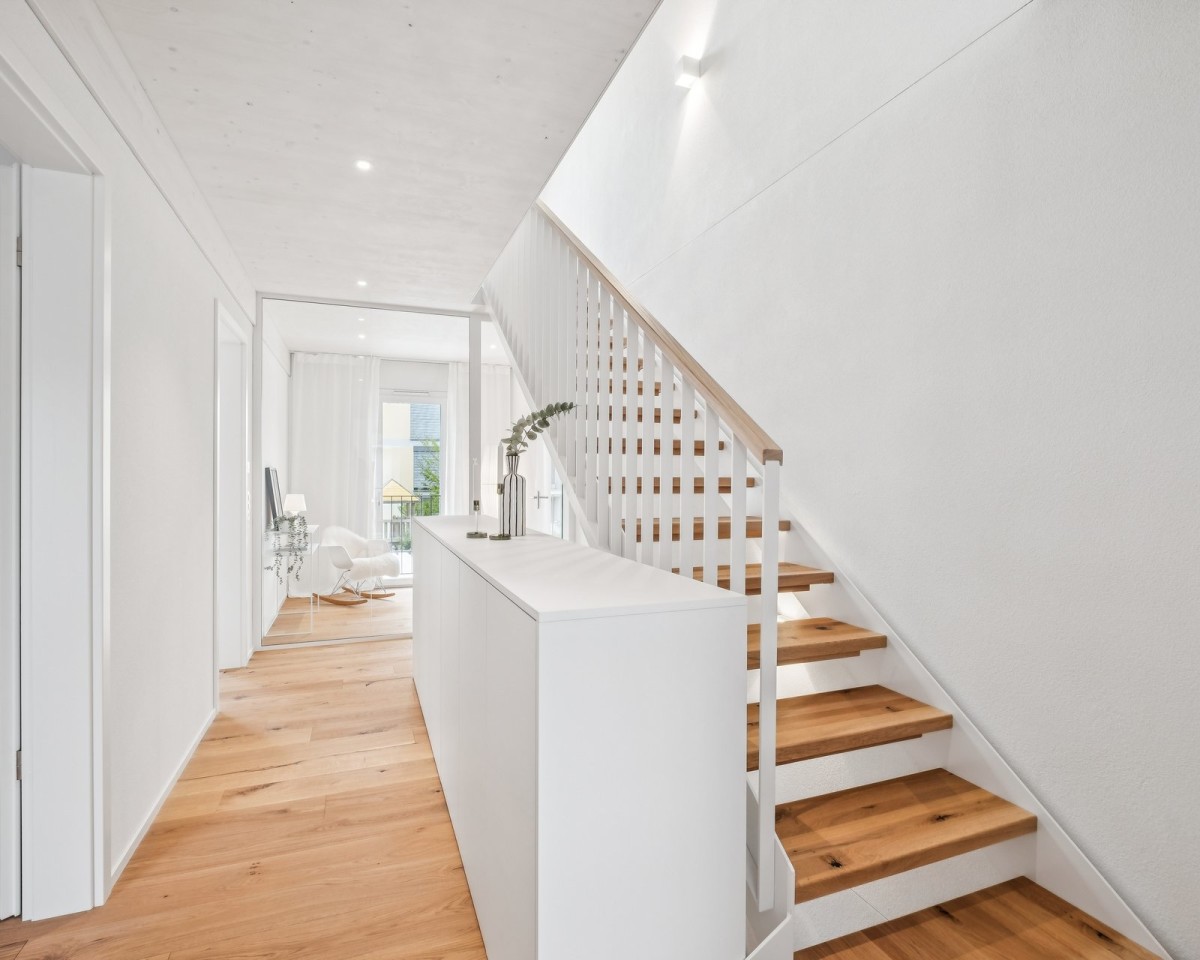 Vorplatz Obergeschoss mit Sideboard und Arbeits-/Lesezimmer