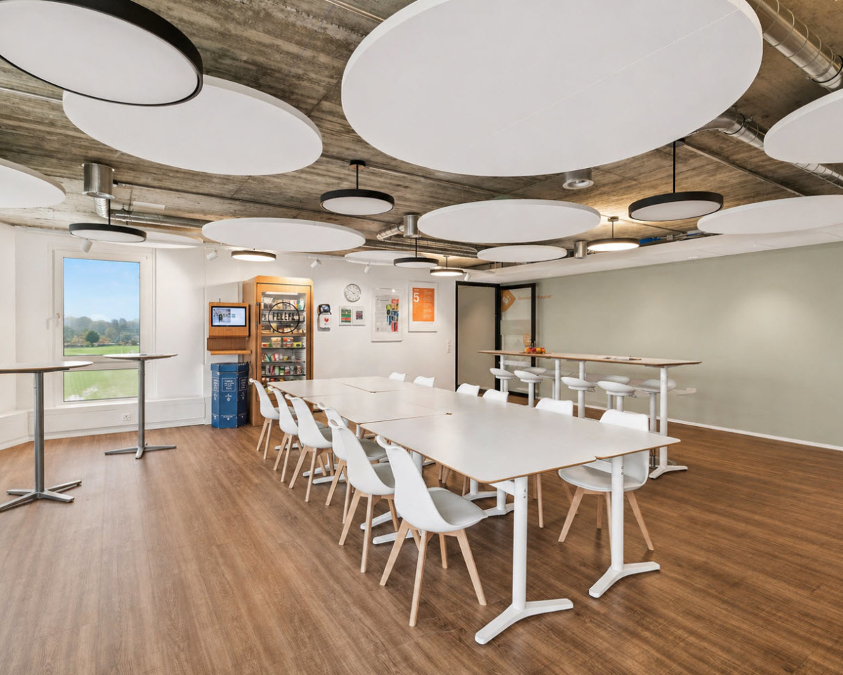 Cafeteria mit viel Tageslicht