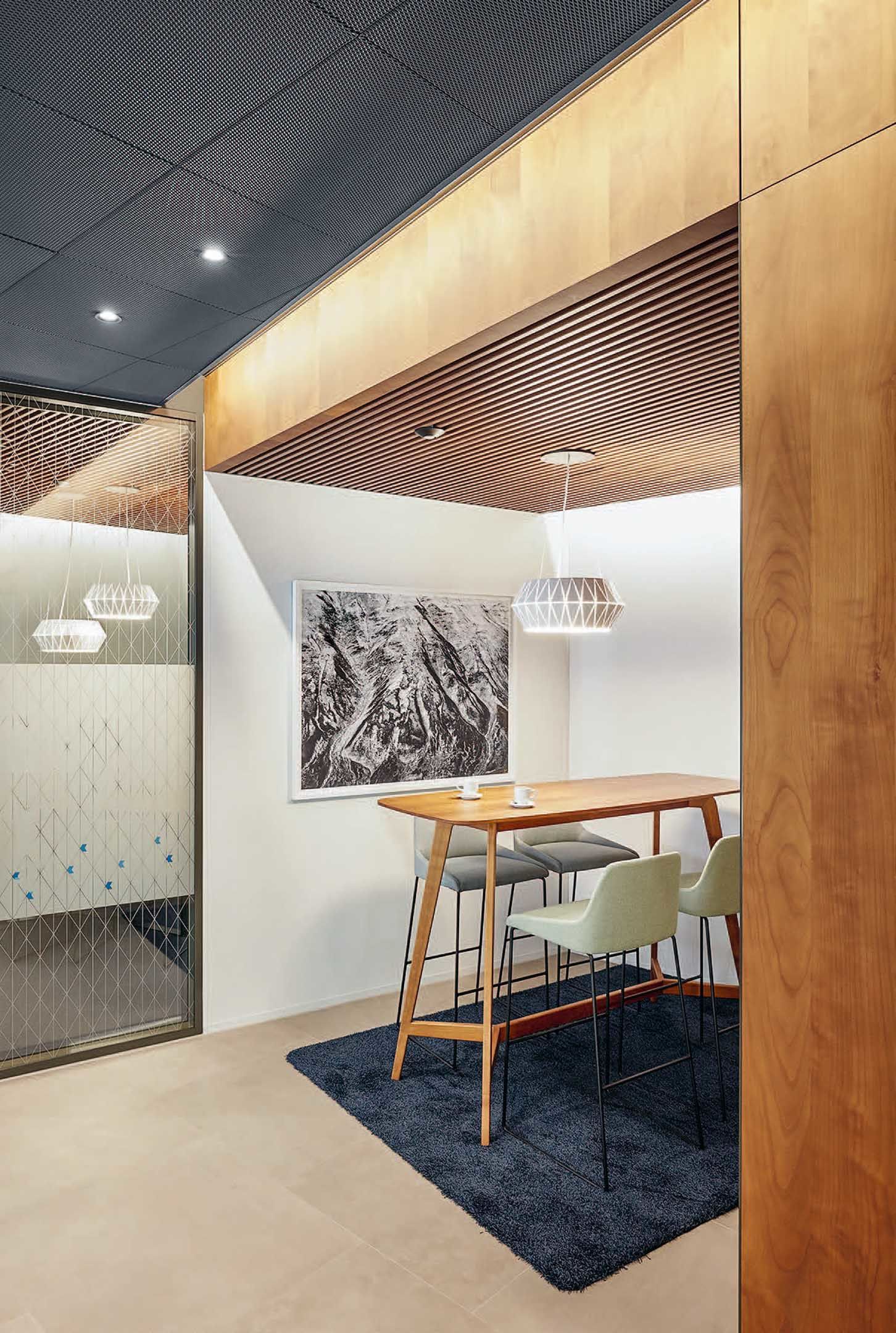 Die angenehme  Kaffeenische lädt  Mitarbeitende  und Kunden zum  Austausch ein.<br>Foto: Gehri AG