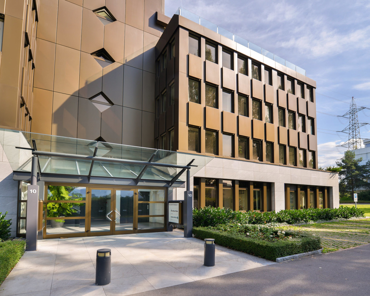 Hauptgebäudeeingang Süd – Neuhofstrasse 10: Willkommen an einem zentralen Standort