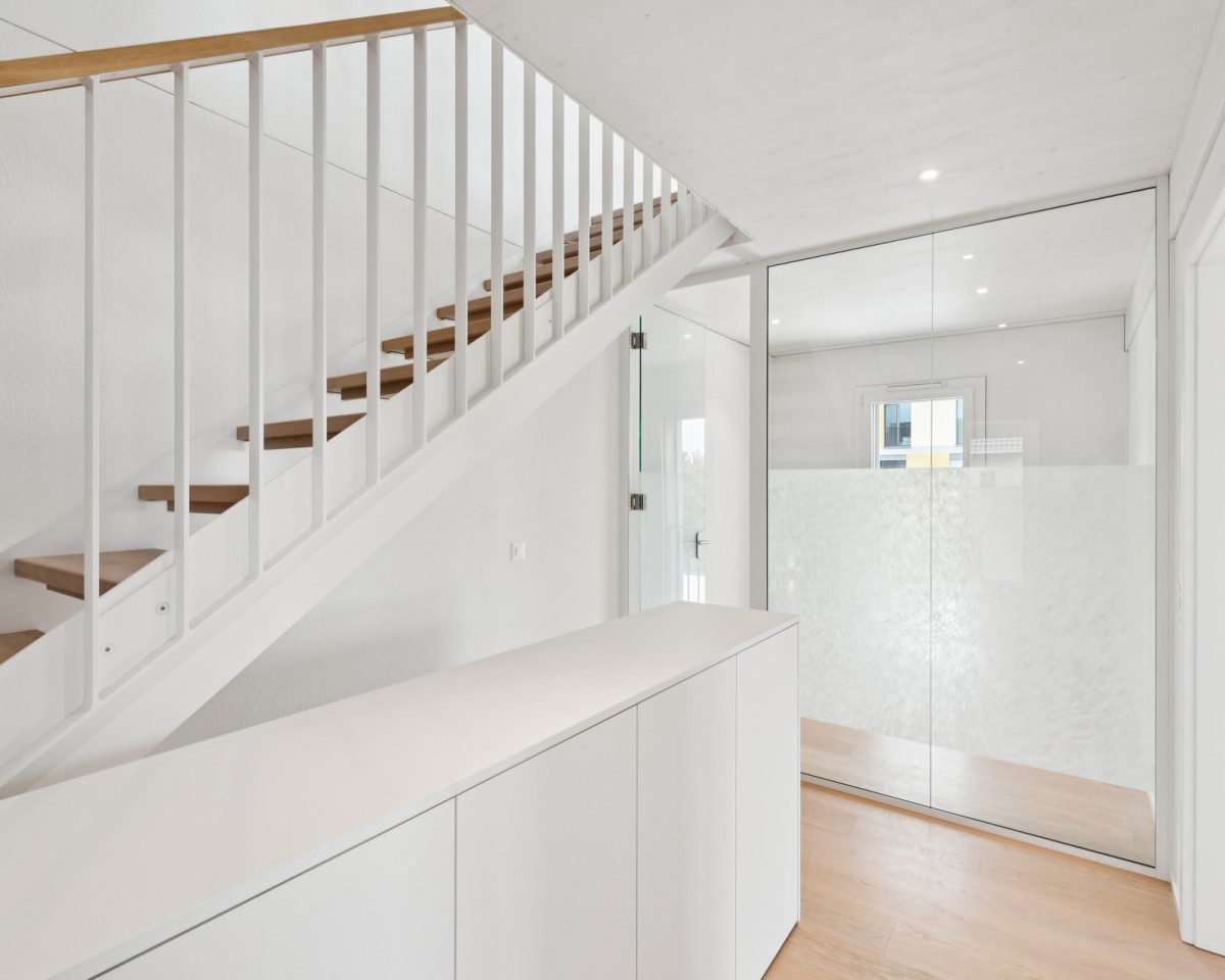 Offen, hell und vielseitig: Vorplatz mit stilvoller Treppe und Raum für ein modernes Homeoffice