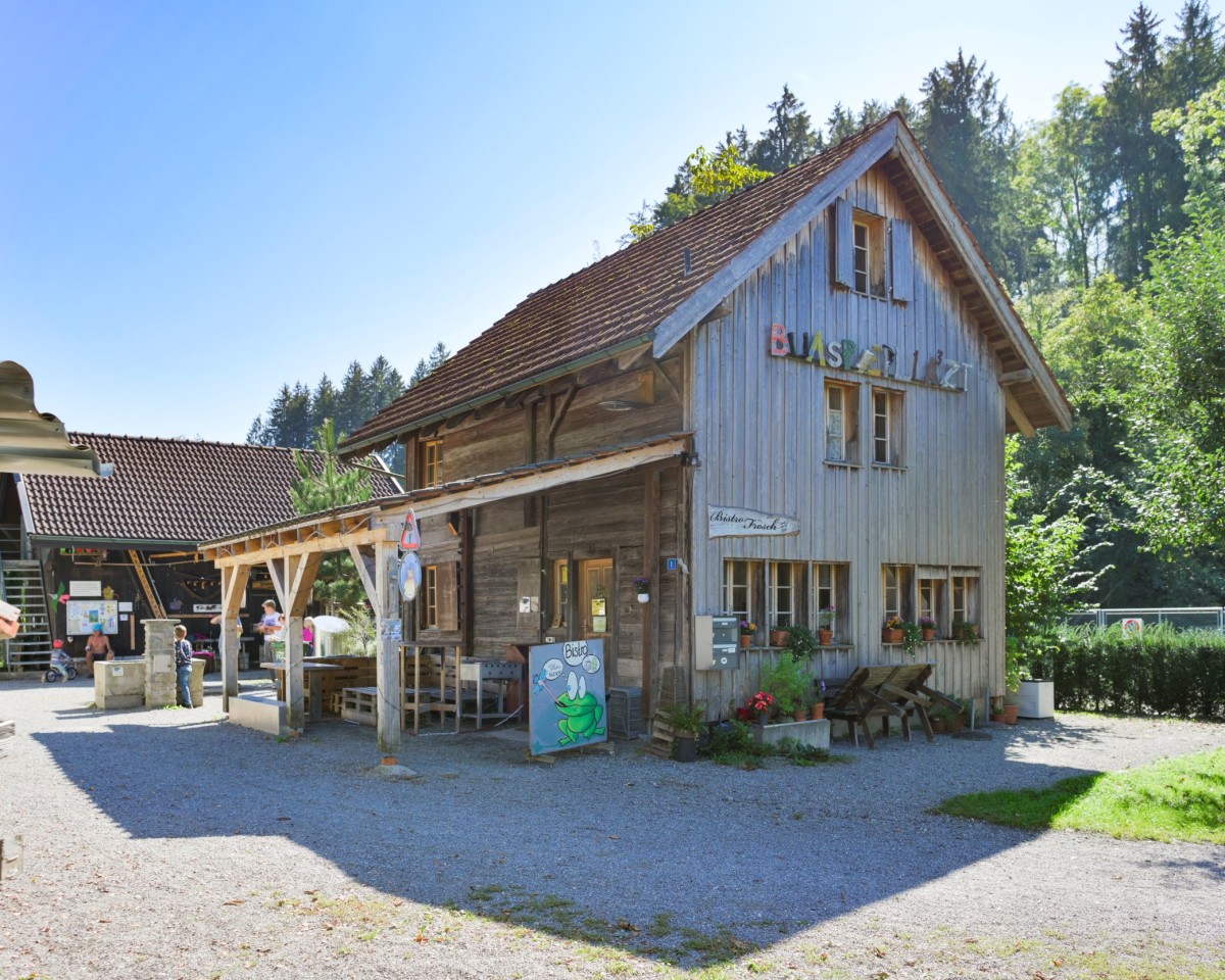 Der Bauspielplatz mit Bistro "Frosch" ist bei Klein und Gross gleichermassen beliebt