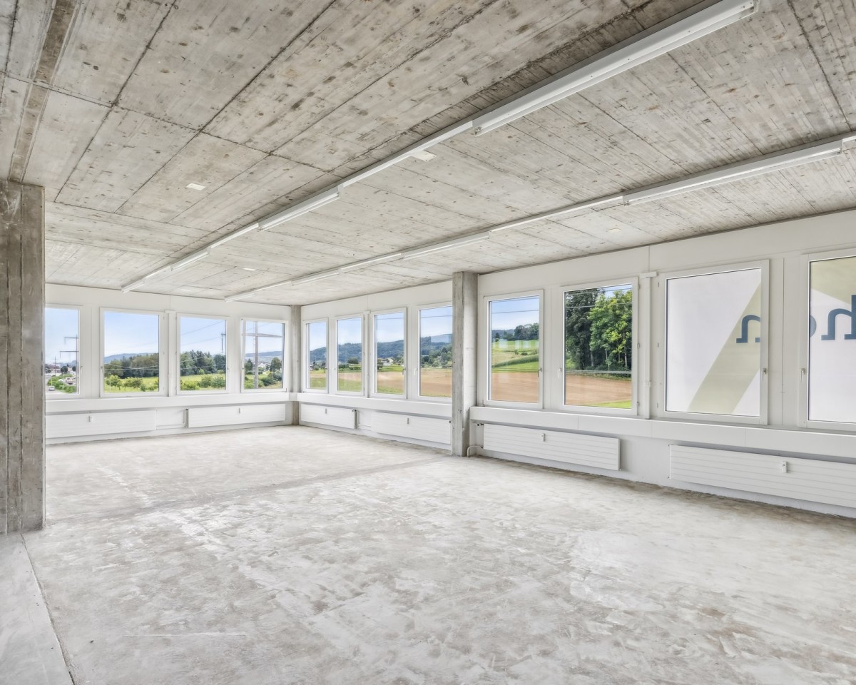 Halboffenes Eckbüro mit Blick ins Grüne