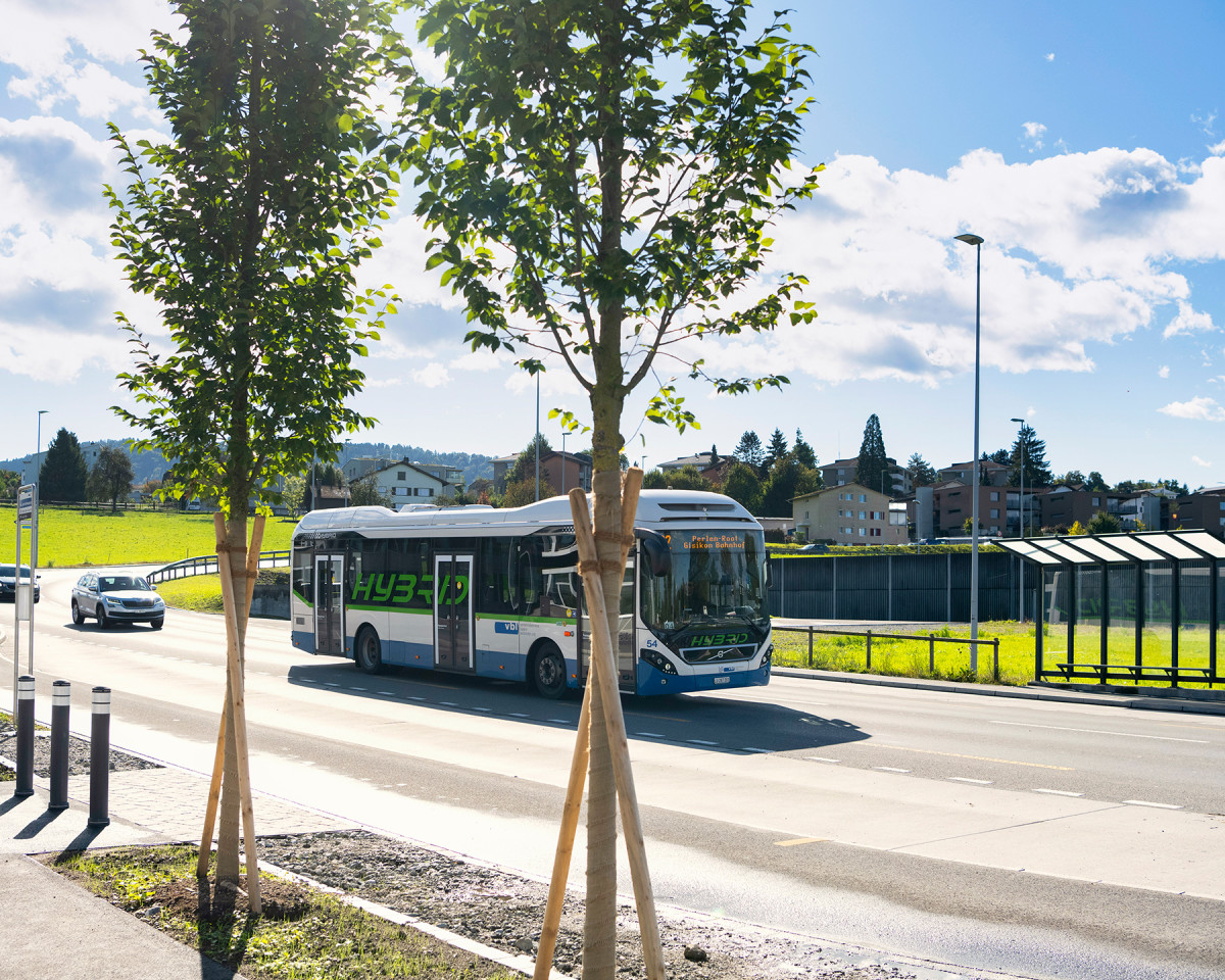 Ab der Bushaltestelle Buchrain, Reussbrücke erreichen Sie Luzern in rund 25 und Zug in rund 35 Minuten