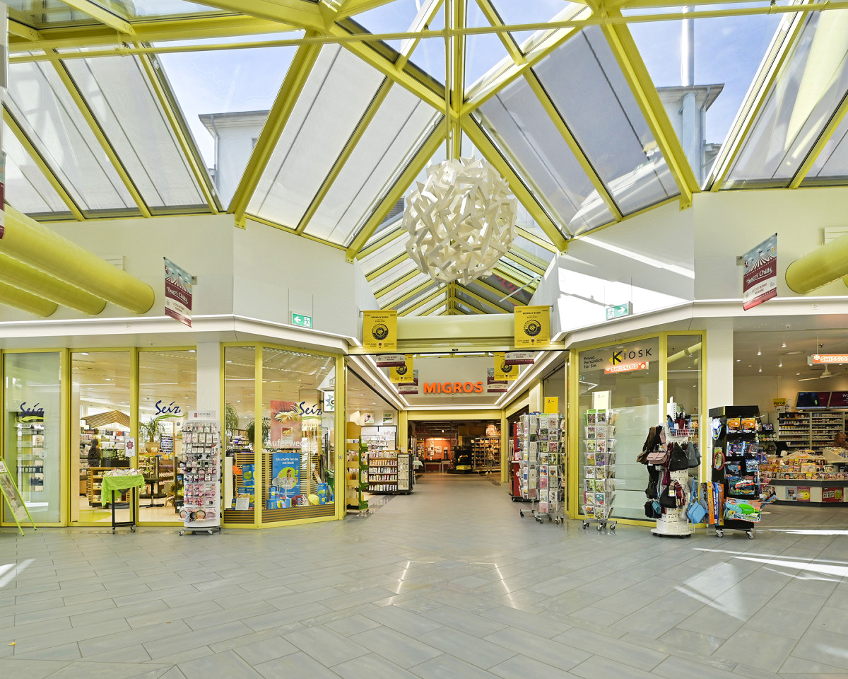 Das Einkaufszentrum Tschannhof mit Migros, Drogerie sowie Bäckerei und weiteren Dienstleistungen ist in wenigen Gehminuten erreichbar