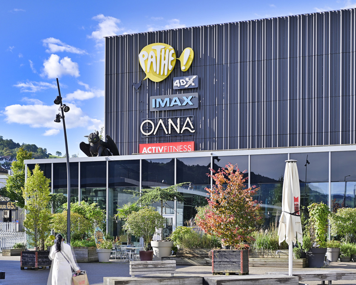 Die nahegelegene Mall of Switzerland bietet Ihnen ein grosses Angebot an Einkaufs- und Dienstleistungsangeboten