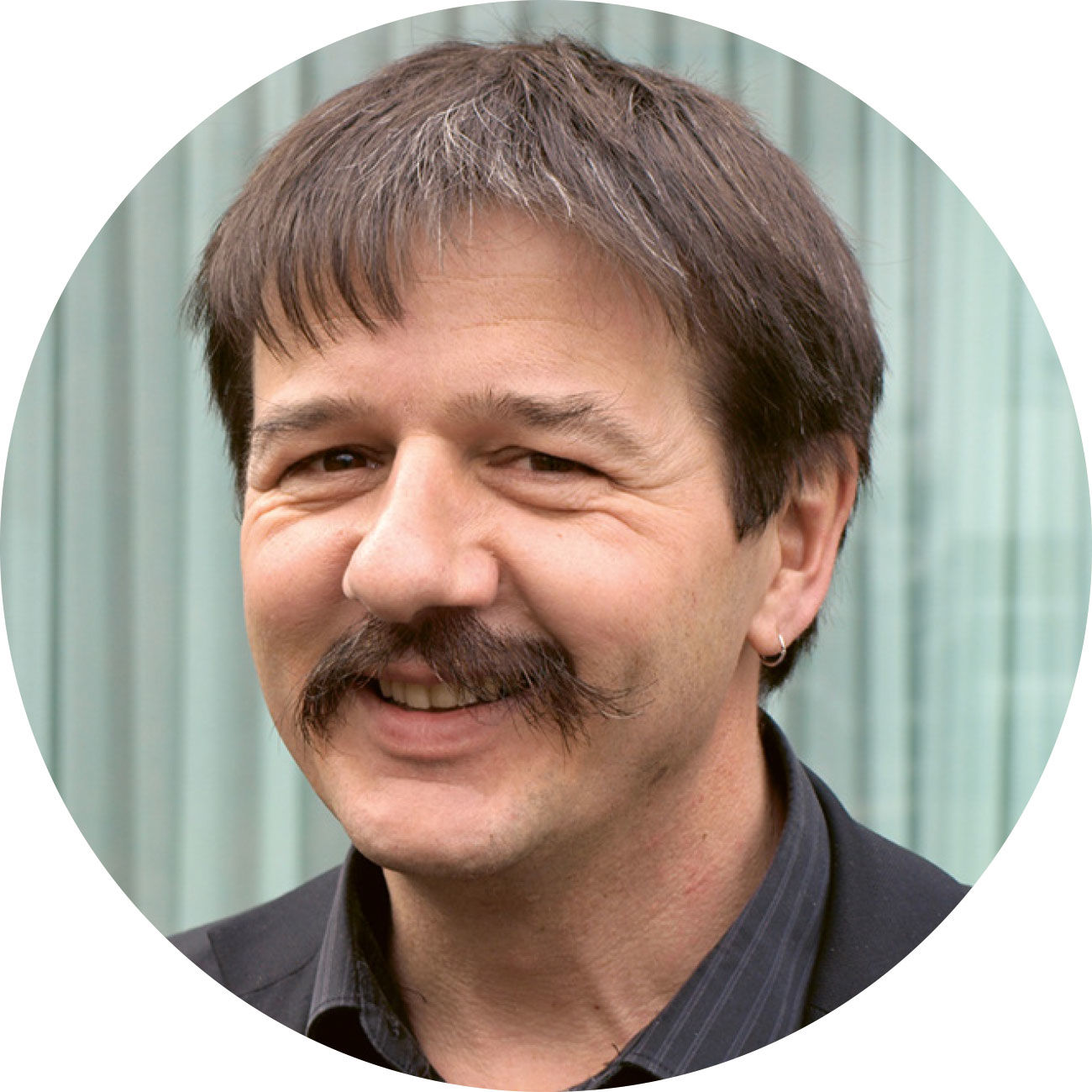 Andi Zemp est psychologue, coach et psychothérapeute ayant son propre cabinet à Berne. Il conseille des entreprises et des administrations publiques en tant que spécialiste en développement d’organisations.