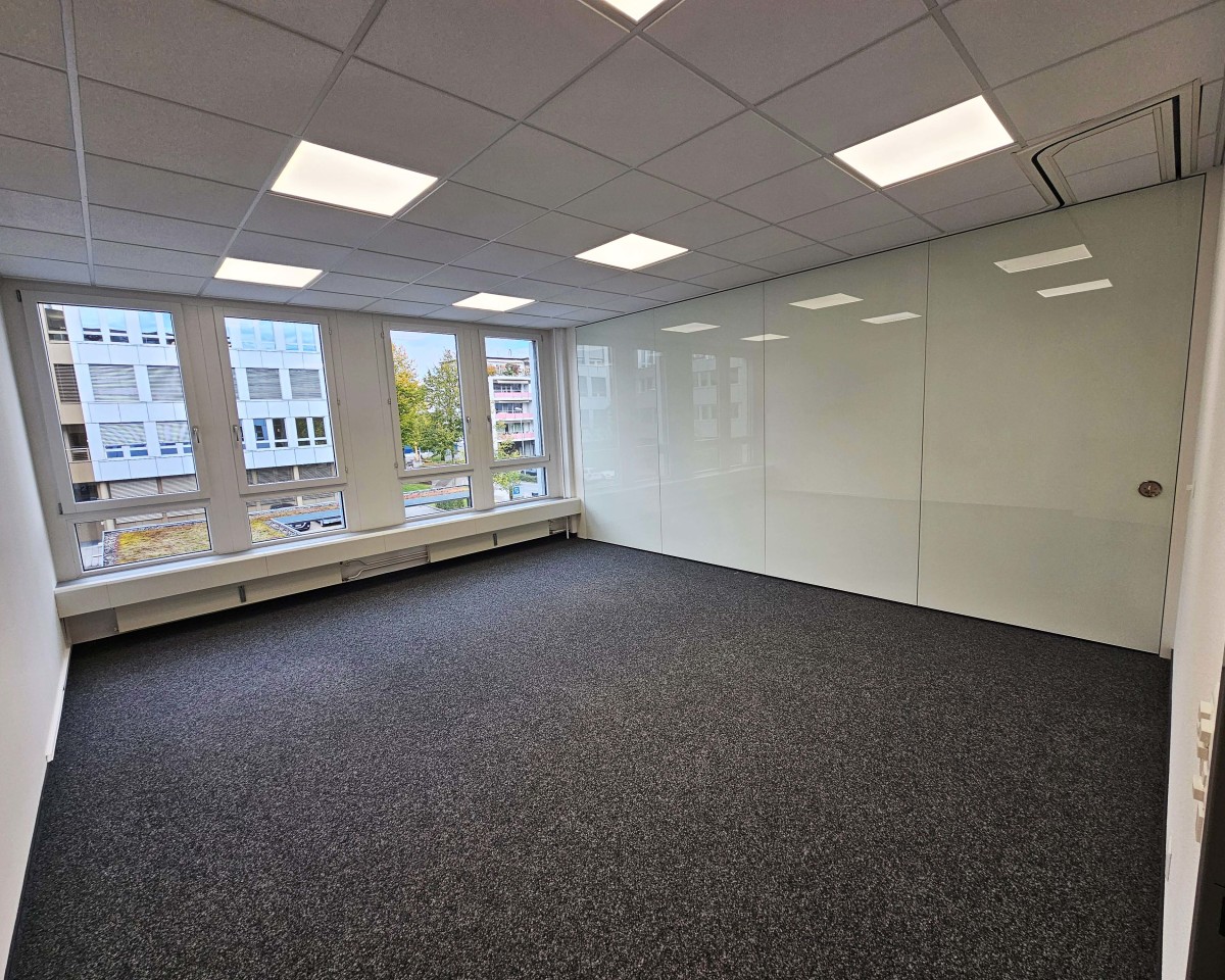 Büro oder Sitzungszimmer mit mobiler Glastrennwand