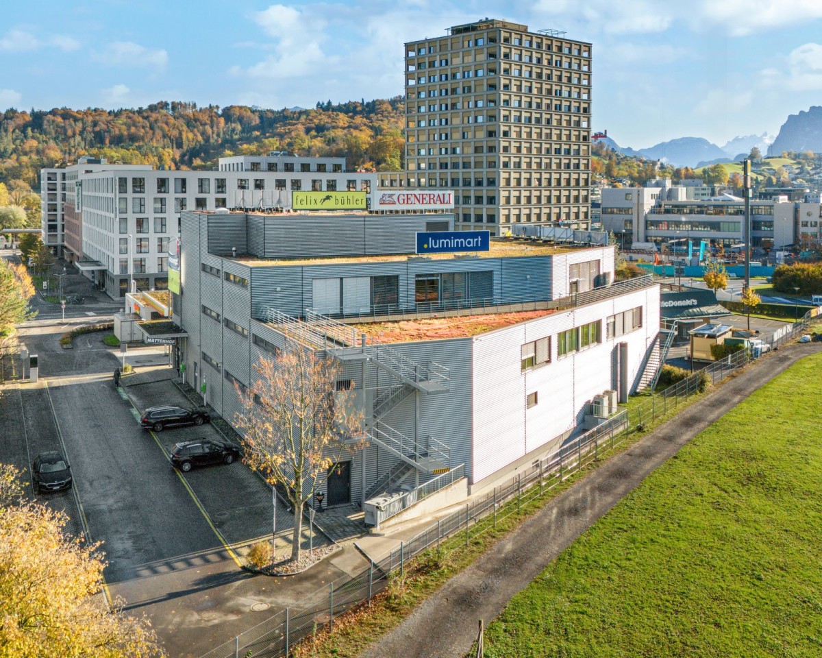 Aussenansicht / Parkplätze im Freien