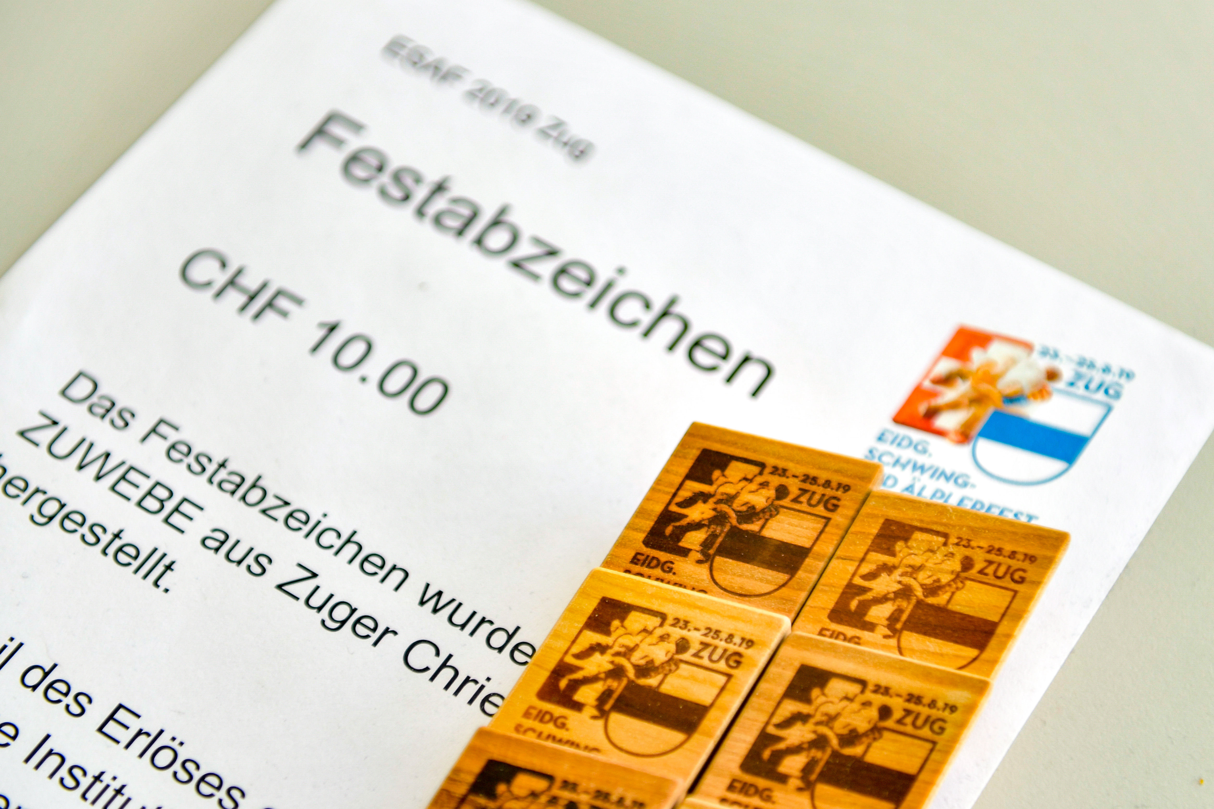 Das Festabzeichen des ESAF 2019 Zug wird von der ZUWEBE aus Zuger Chriesiholz hergestellt.