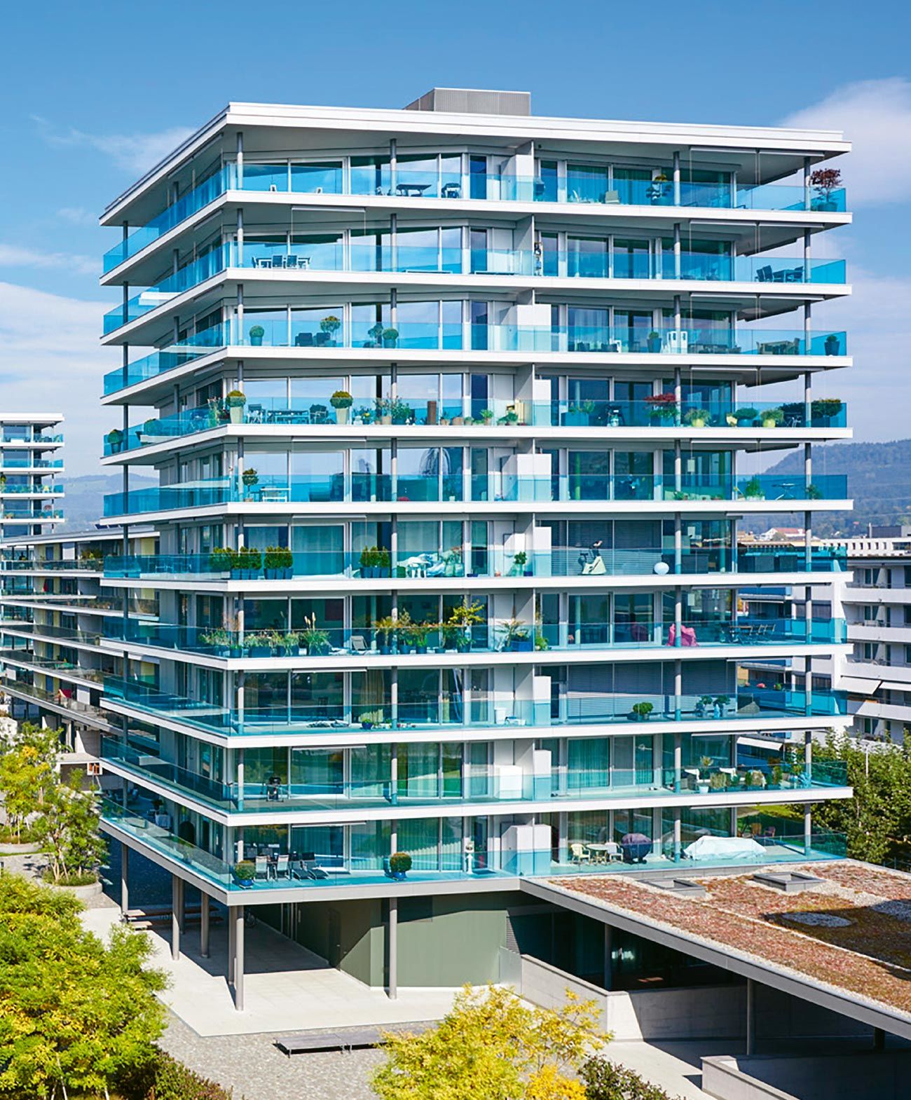 Les éléments de fenêtres à hauteur d’étage et les grands châssis de fenêtre structurent les façades de la résidence Feldpark à Zoug. Alfred Müller AG a opté pour des fenêtres en aluminium, du fait que les profilés pleins rendent les fenêtres à hauteur d’étage extrêmement stables.