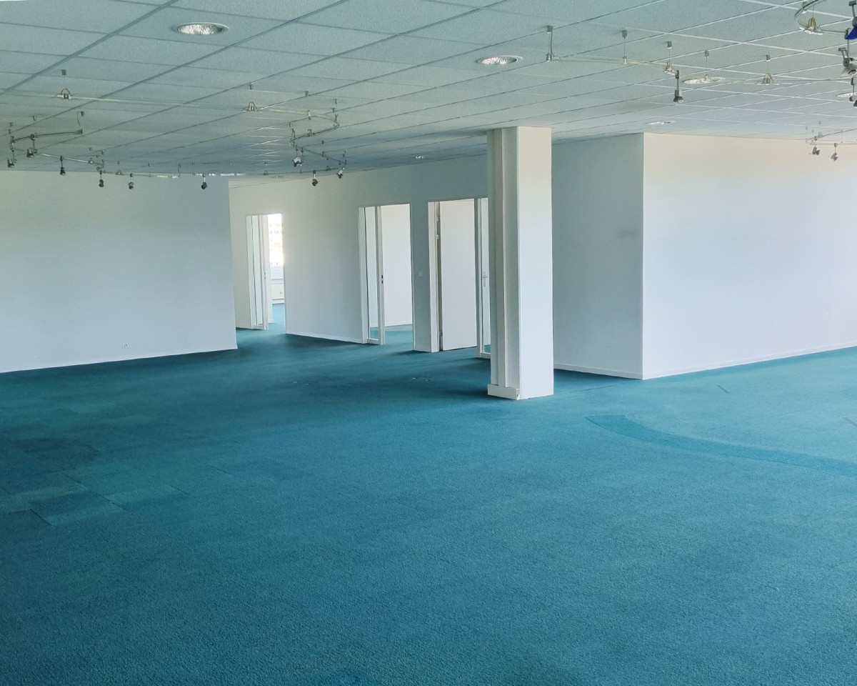 Grossraumbüro und Eingangsbereich