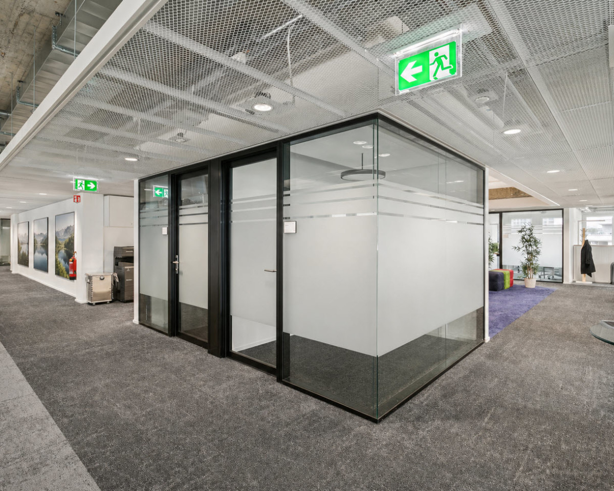 Moderne Glas-Meetingräume im Open Space