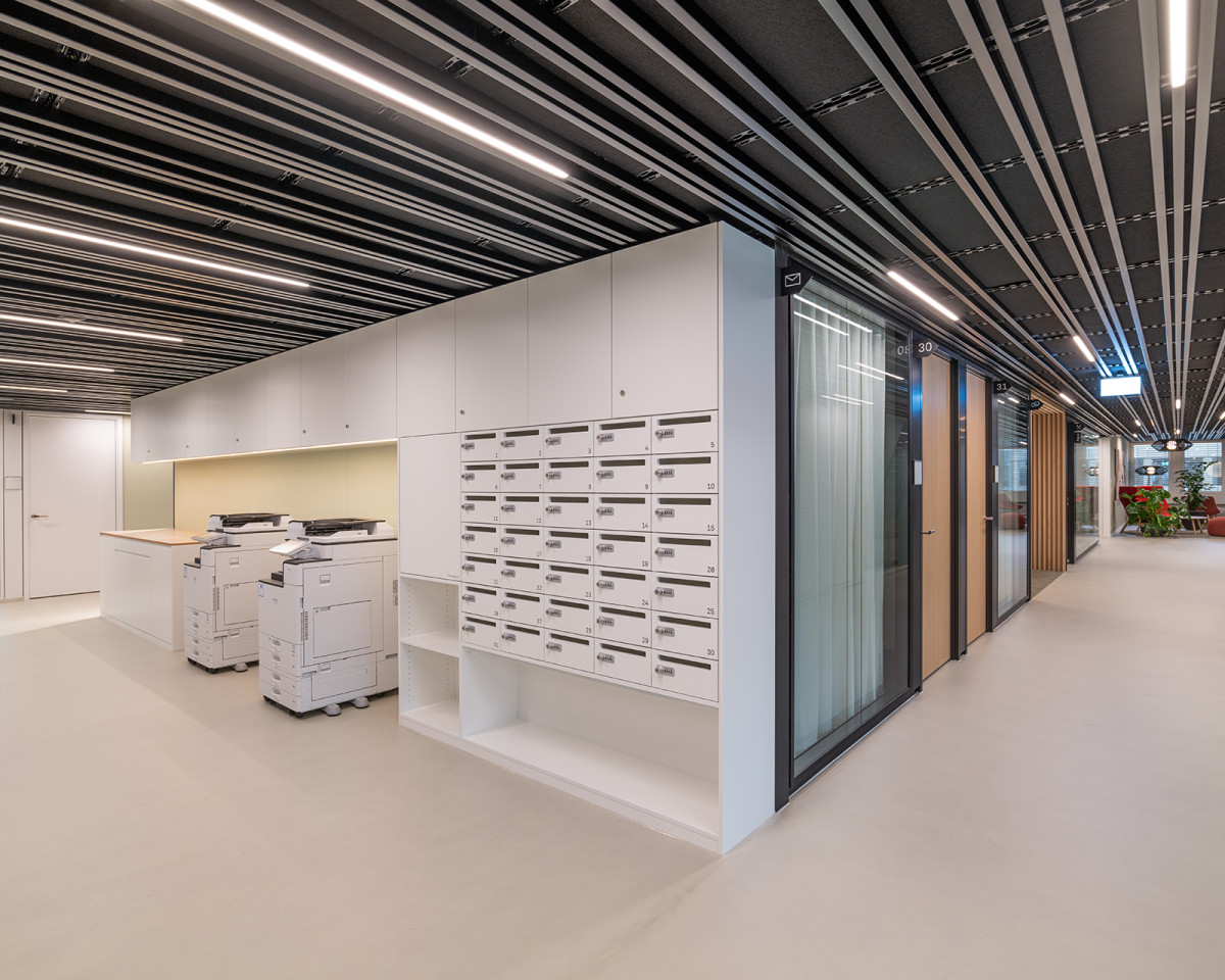 Der tägliche Postservice, die Druckgeräte (fair use) und wöchentliche Office-Reinigung sind im Preis inbegriffen.