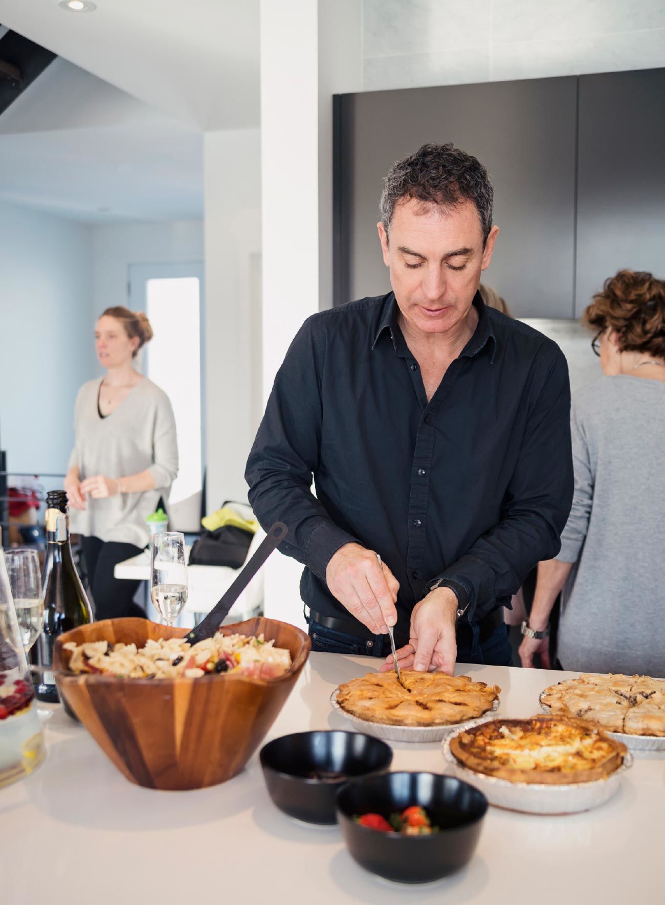La cucina moderna sta riacquisendo il suo ruolo di fulcro della vita familiare – e sta suscitando un crescente interesse anche negli appassionati dei fornelli.<br>Foto Getty Images, martinedoucet
