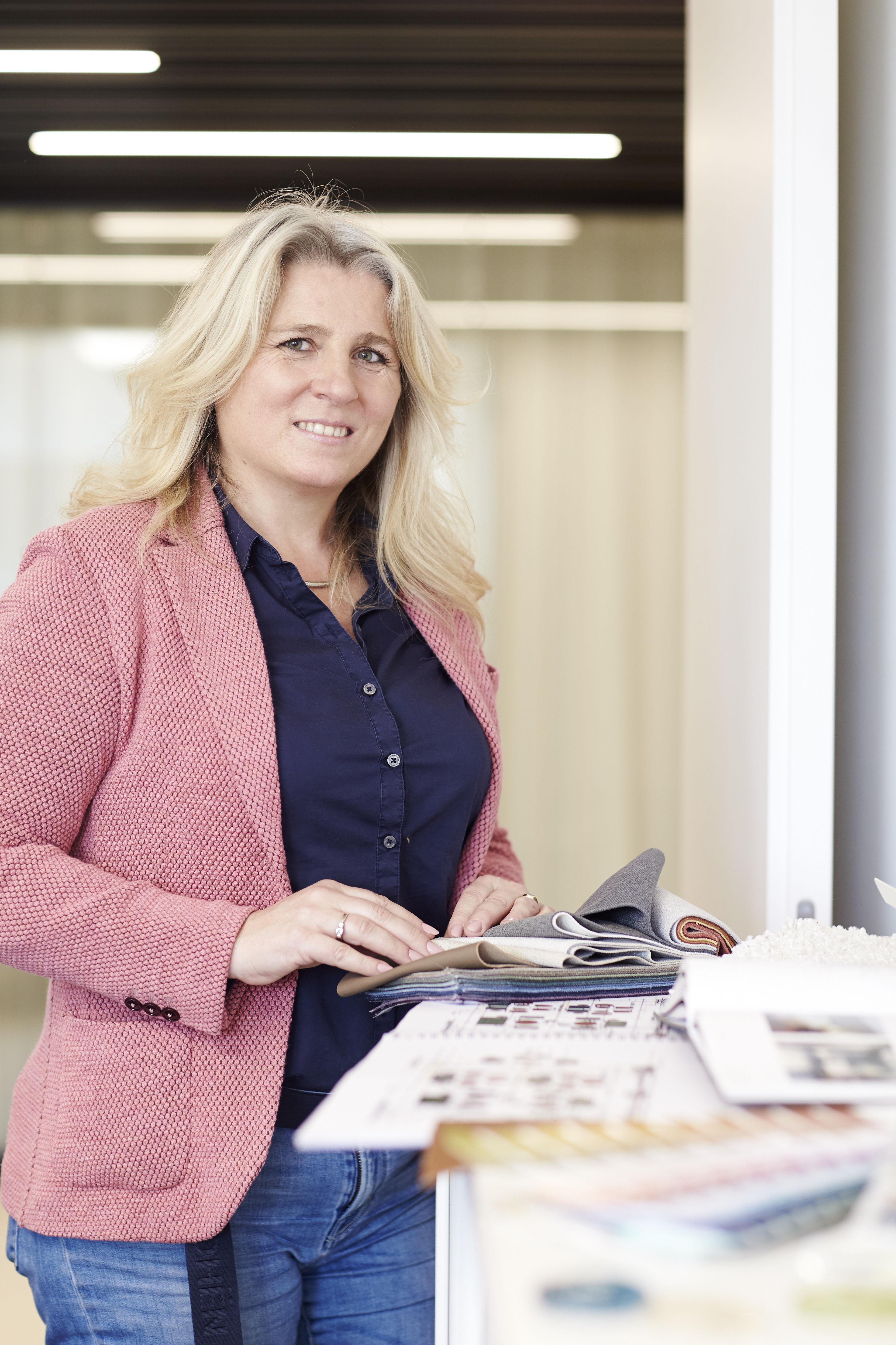 Welcher Stoff darfs denn sein? Die Ausarbeitung von Mustervorschlägen gehört zu den Aufgaben von Beatrix Otahal im .kuia.office..