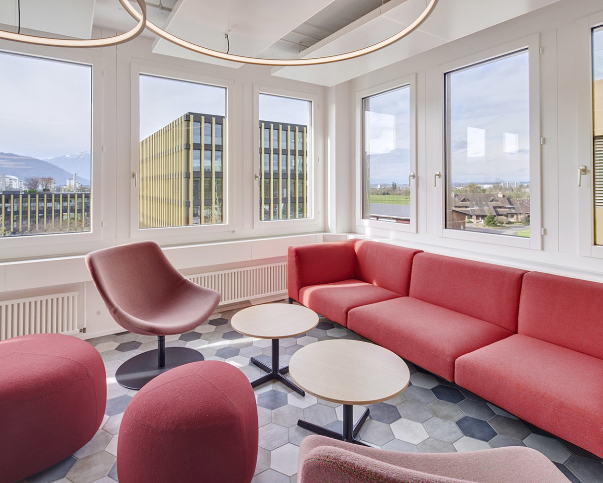Die komfortablen Lounges laden zu einer kurzen Pause oder einem informellen Austausch ein.