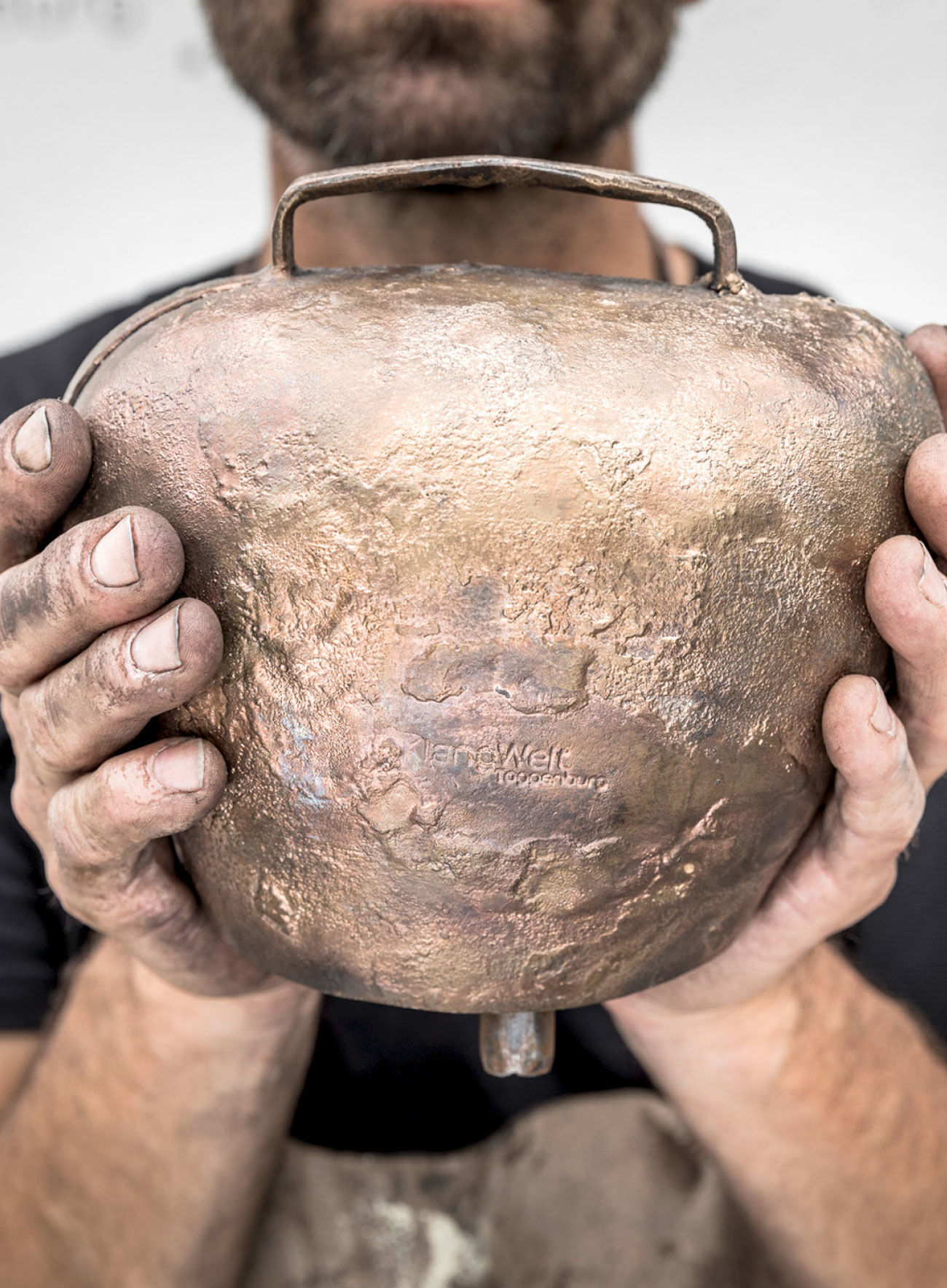 Les cloches sont forgées en deux moitiés distinctes.