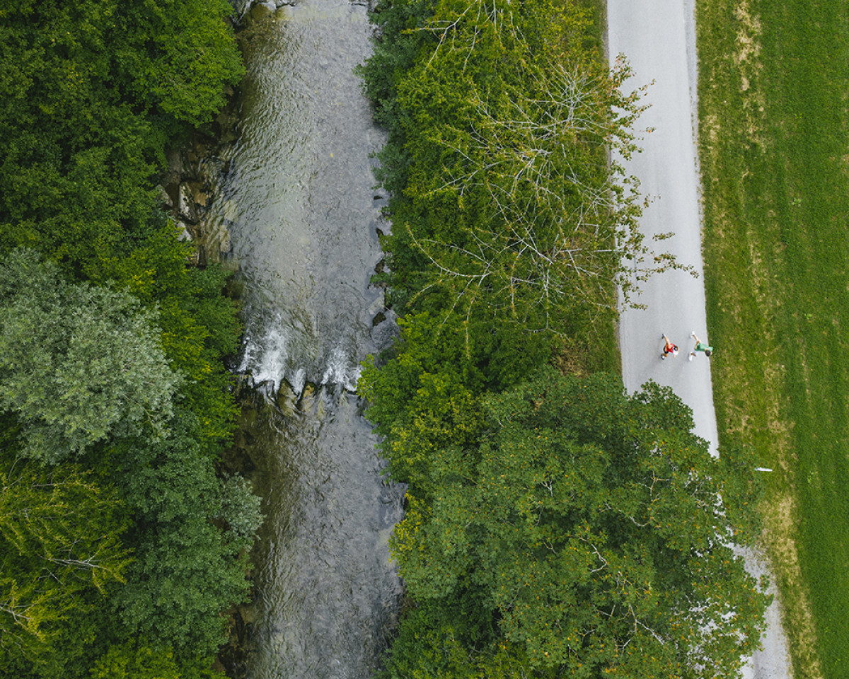 Das Naherholungsgebiet entlang der Lorze liegt nur 500 Meter entfernt – ideal für entspannte Spaziergänge oder eine Joggingrunde in der Natur